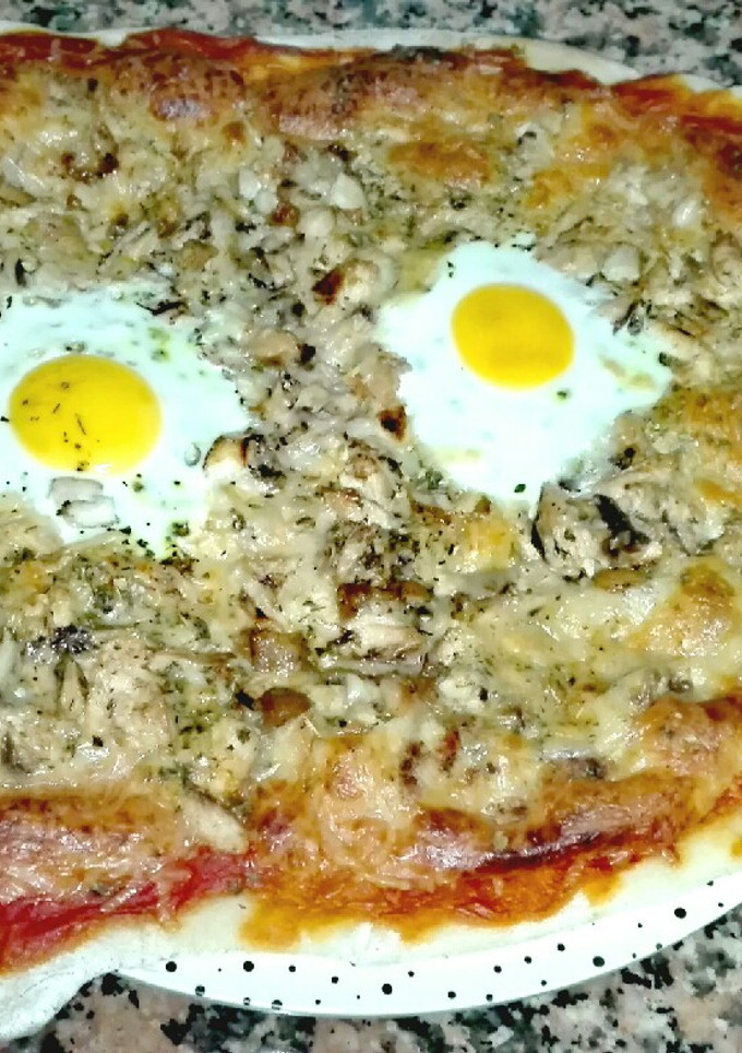 Una foto de Pizza de masa fina con huevo y caballa