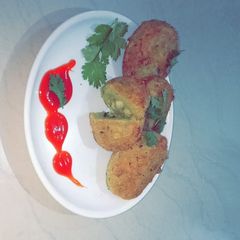 A picture of Potato chicken peas patties 👌😋😋.