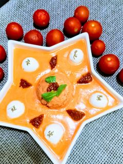 Una foto de Ensalada Caprese en 3 texturas con perlas de mozzarella