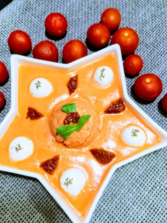 Una foto de Ensalada Caprese en 3 texturas con perlas de mozzarella