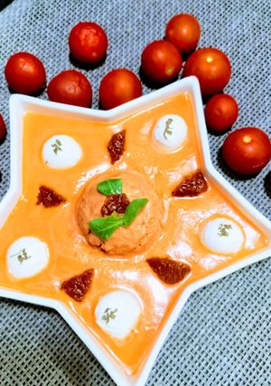 Una foto de Ensalada Caprese en 3 texturas con perlas de mozzarella