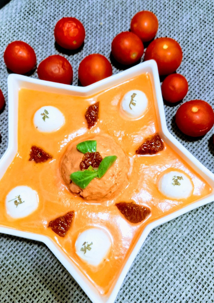 Una foto de Ensalada Caprese en 3 texturas con perlas de mozzarella