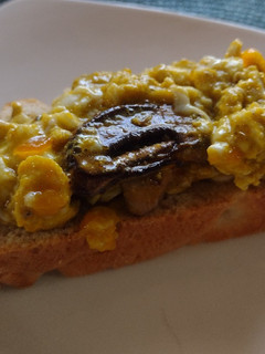 Una foto de Huevos revueltos con champiñones
