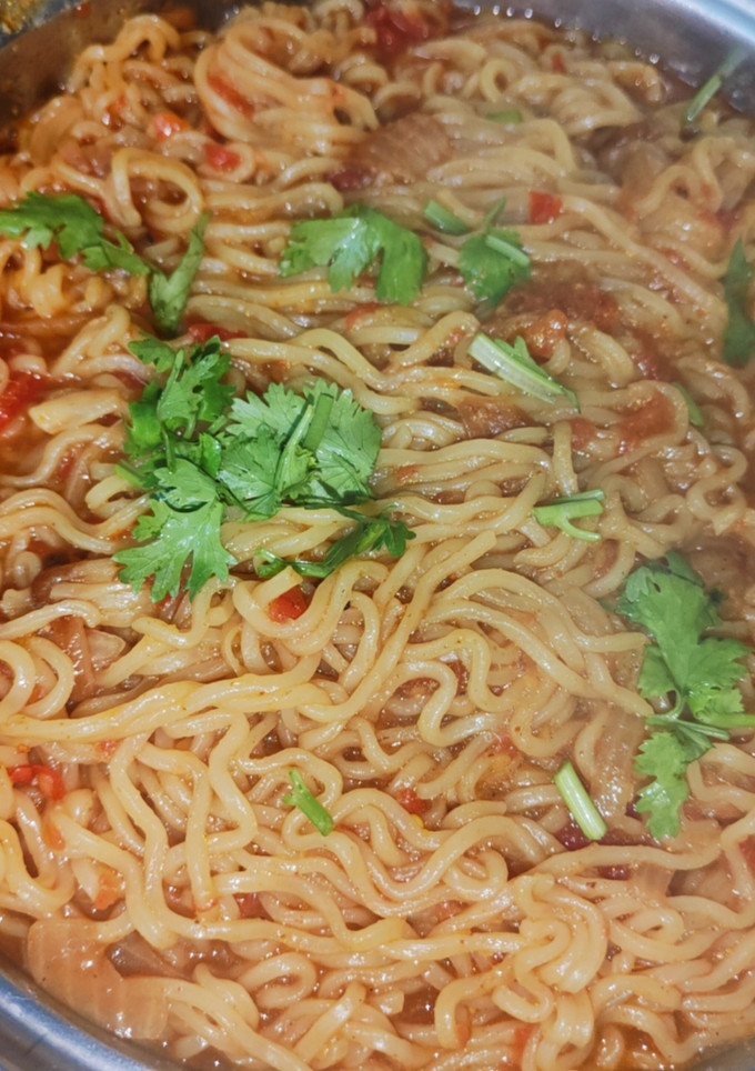 மேகி நூடுல்ஸ்(maggi noodles recipe in tamil) செய்முறை முக்கிய புகைப்படம்