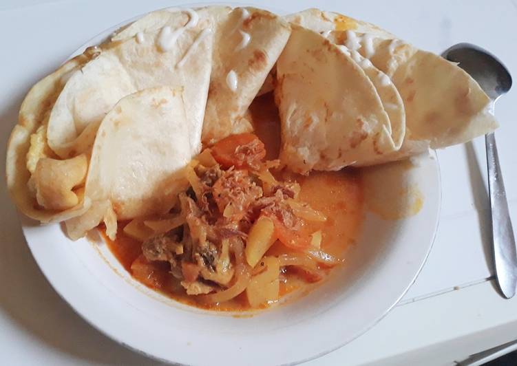 Kari ayam dengan roti tortilla