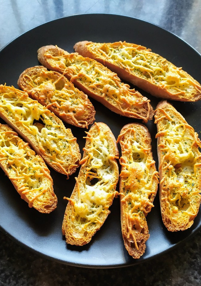 Una foto de Pan casero de ajo y parmesano