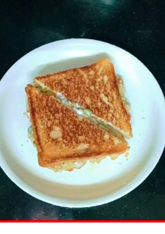 तवा ब्रेड सैंडविच (tawa bread sandwich recipe in Hindi) रेसिपी मुख्य फोटो