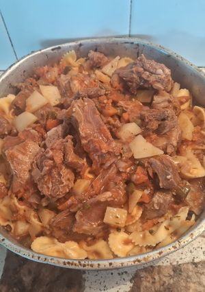 Una foto de Tuco carne de oveja con fideos moñitas