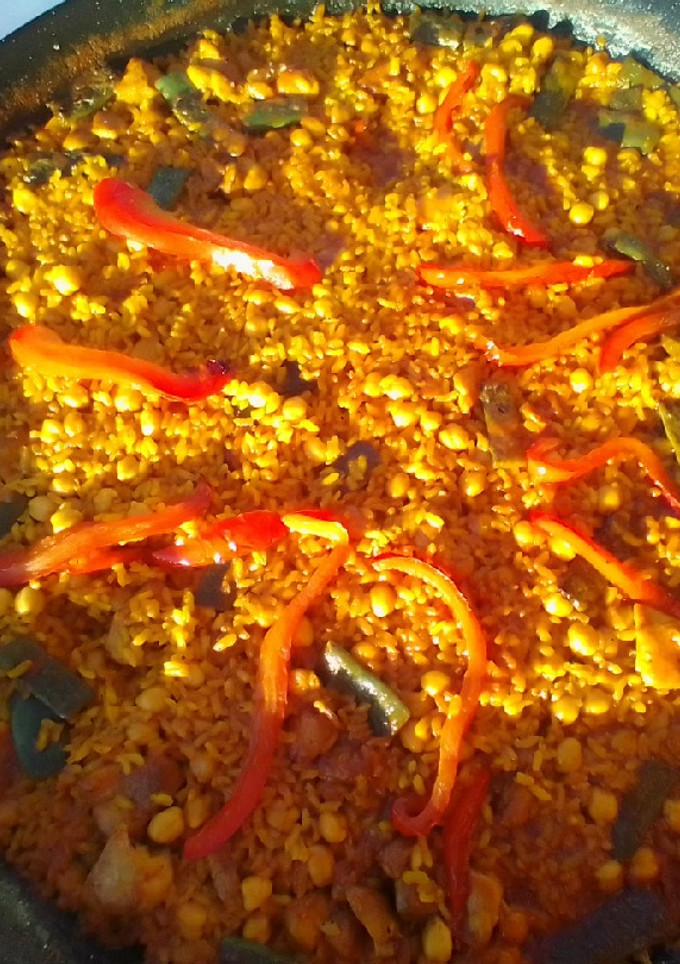 Una foto de Paella de pollo alicantina