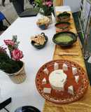 Queso botanero con gusanos de maguey y hierbas de olor