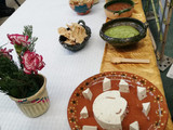 Queso botanero con gusanos de maguey y hierbas de olor
