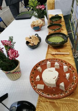 Una foto de Queso botanero con gusanos de maguey y hierbas de olor