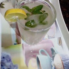 A picture of Gond katira or badam pisin sharbat with lemon.