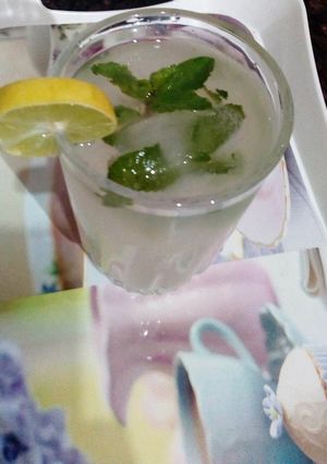 A picture of Gond katira or badam pisin sharbat with lemon.