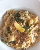 Noodles de arroz con caldo de verduras y salsa teriyaki
