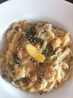 Una foto de Noodles de arroz con caldo de verduras y salsa teriyaki