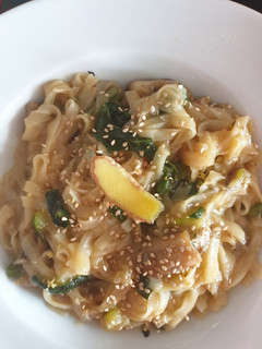 Una foto de Noodles de arroz con caldo de verduras y salsa teriyaki