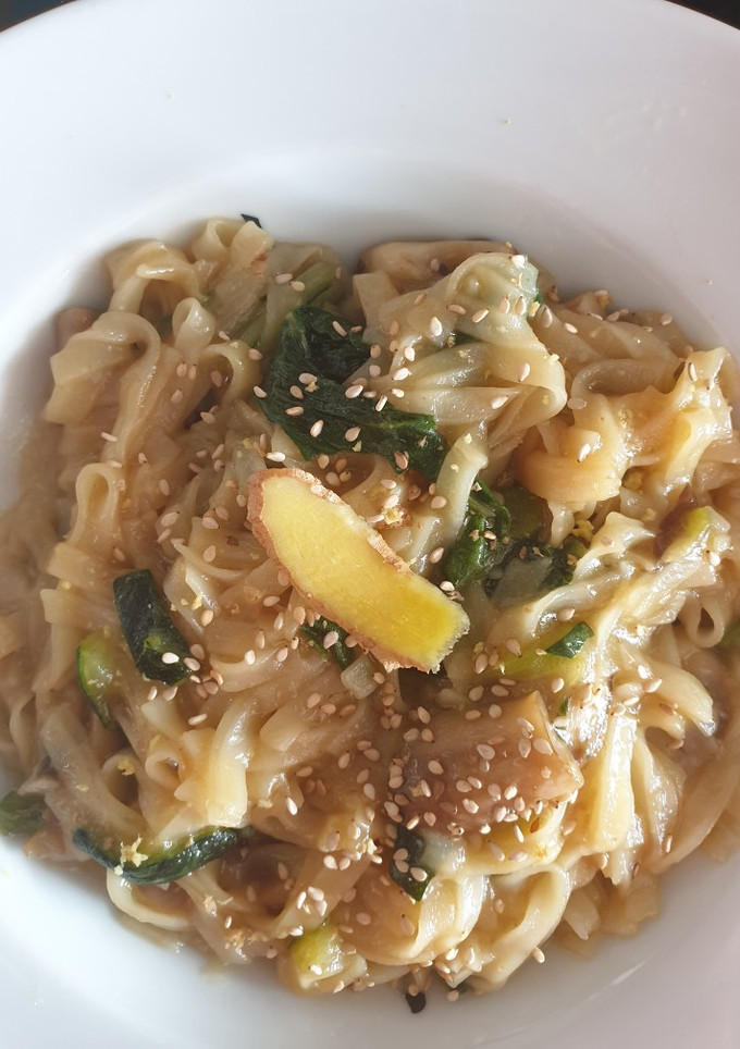 Una foto de Noodles de arroz con caldo de verduras y salsa teriyaki