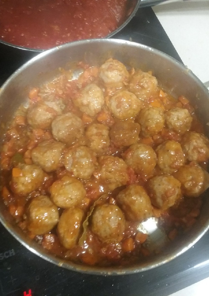 Una foto de Albóndigas con tomate