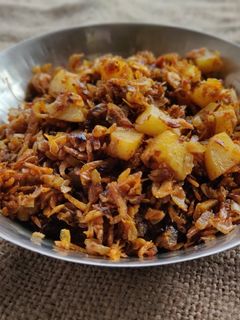 सुकट आणि बटाटा भाजी (sukat ani batata bhaji recipe in marathi) रेसिपी चे मुख्य फोटो