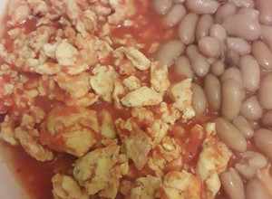 Una foto de Huevo en salsa de tomate fácil y rápido