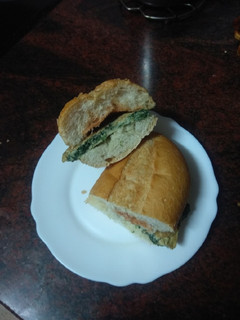 Una foto de Bocadillo de tortilla con espinacas al microondas