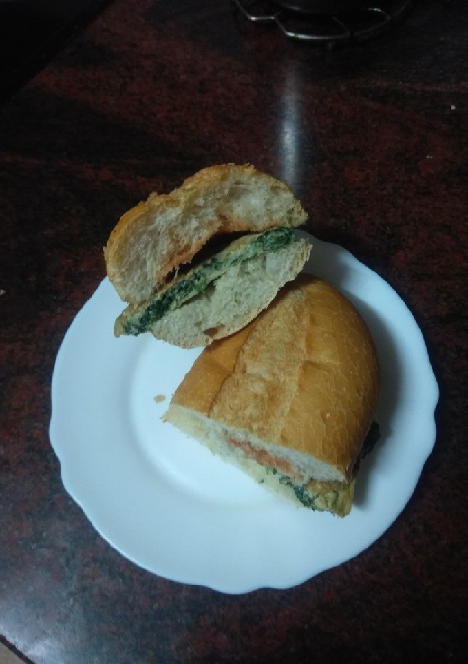 Una foto de Bocadillo de tortilla con espinacas al microondas