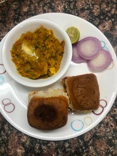 पाव भाजी (Pav bhaji) रेसिपी मुख्य फोटो