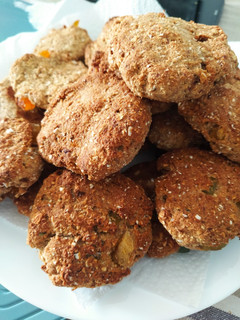 Una foto de Galletas de avena, harina integral y fruta abrillantada