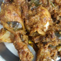 A picture of Bhuna chicken.