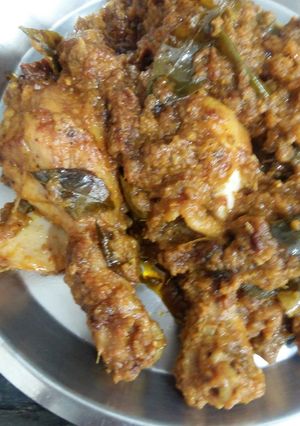 A picture of Bhuna chicken.