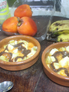 Una foto de Palo santo con plátano y sirope de chocolate