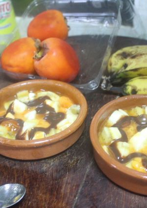 Una foto de Palo santo con plátano y sirope de chocolate