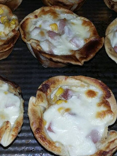 Una foto de Canastitas de jamón, queso y choclo