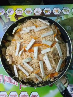 Hình của món Miến xào thịt chả.