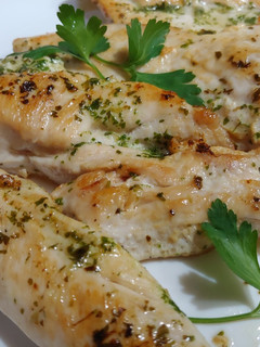 Una foto de Pitera de pollastre a la planxa amb picada julivert