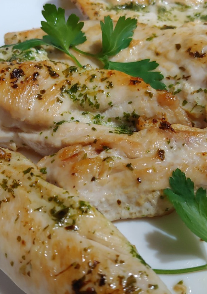 Una foto de Pitera de pollastre a la planxa amb picada julivert