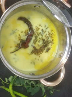 गुजराती कड़ी (gujrati kadhi recipe in Hindi) रेसिपी मुख्य फोटो