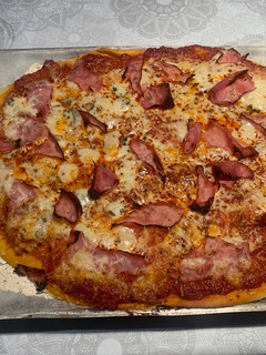 Una foto de Pizza de tres quesos y jamón dulce