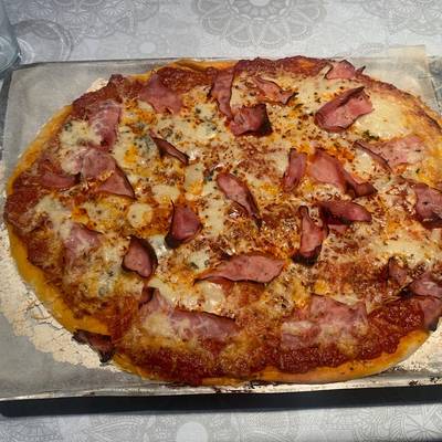 Pizza de tres quesos y jamón dulce Receta de Lucia Muñoz Benjumea- Cookpad