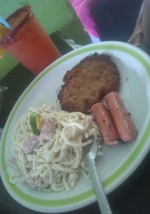 Una foto de White/green spagetti