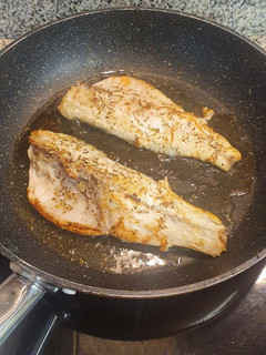 Una foto de Lubina a la plancha con hierbas provenzales y limón