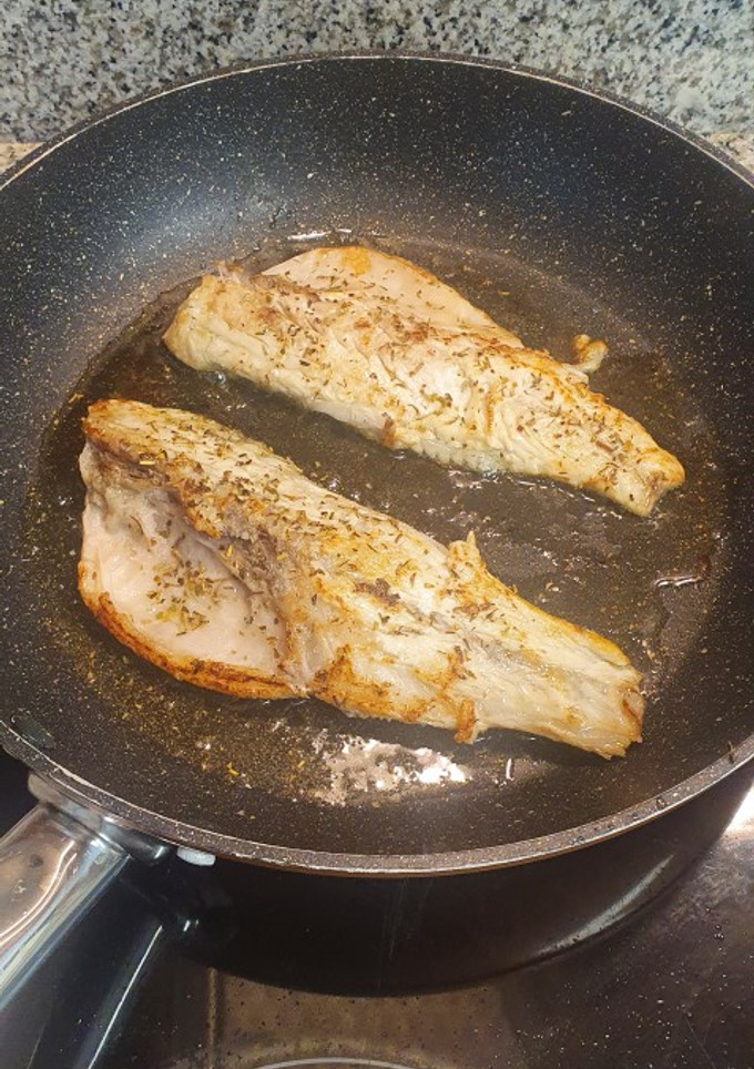 Una foto de Lubina a la plancha con hierbas provenzales y limón