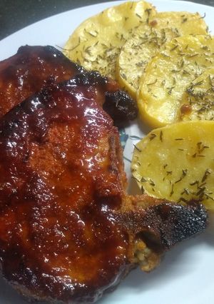 Una foto de Costeletas de cerdo con barbacoa al horno