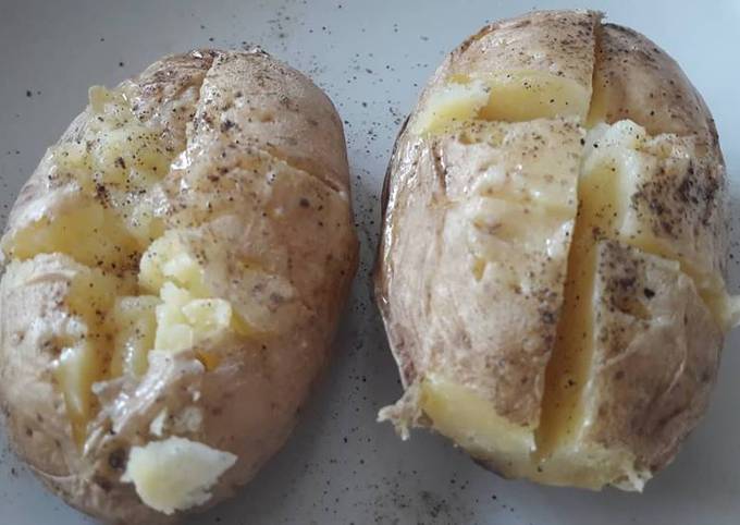 κύρια φωτογραφία συνταγής Πατάτες ψημένες στα μικροκύματα