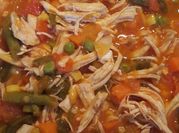 Una foto de escabeche de pollo con cebolla