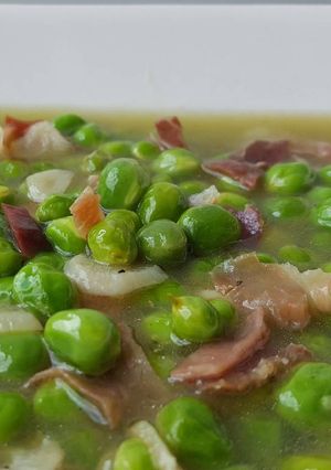 Una foto de Guisantes tiernos con jamón