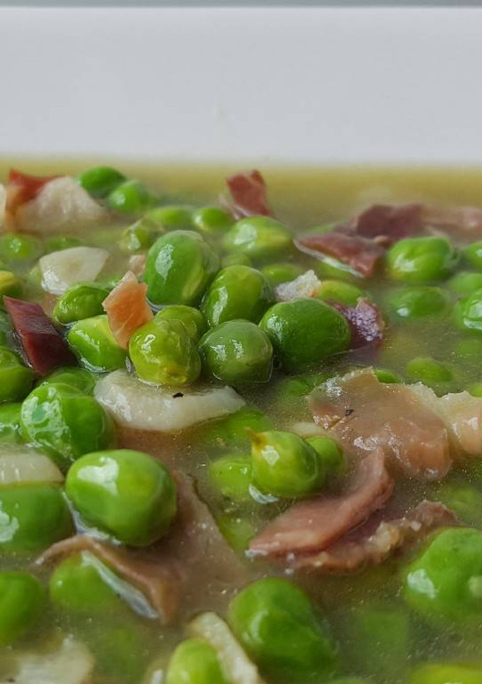 Una foto de Guisantes tiernos con jamón