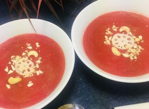 Una foto de Crema de Beterraga Lotús Inhame Nabo con toque de Castaña 🥣😋👌