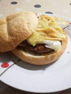 Una foto de Hamburguesa con patatas